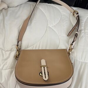 Elegant Tan Leather Crossbody Bag